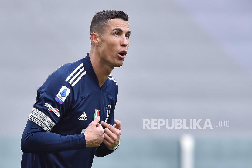 Reaksi Juventus Cristiano Ronaldo saat pertandingan sepak bola Serie A Italia antara Juventus FC dan Benevento Calcio di Turin, Italia, Ahad (21/2).