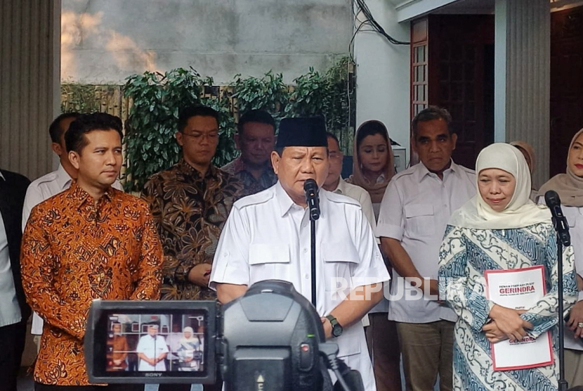 Menteri Pertahanan Prabowo (tengah) bersama bersama Khofifah Indar Parawansa (kanan).