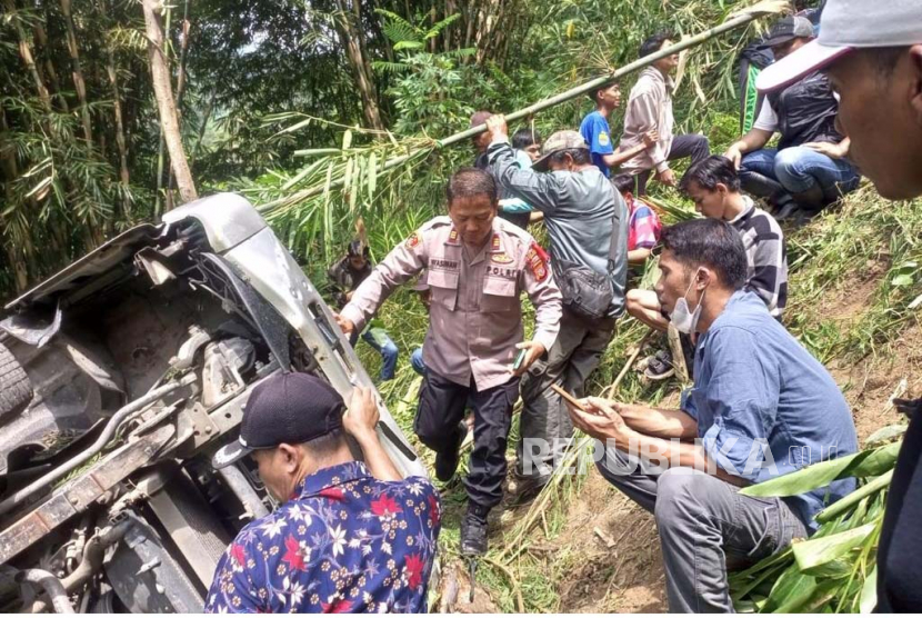 Mobil elf yang membawa rombongan asal Karawang masuk ke jurang di wilayah Pasir Angin, Cinengah, Kecamatan Rongga, Kabupaten Bandung Barat, Jawa Barat, Kamis (27/4/2023). 