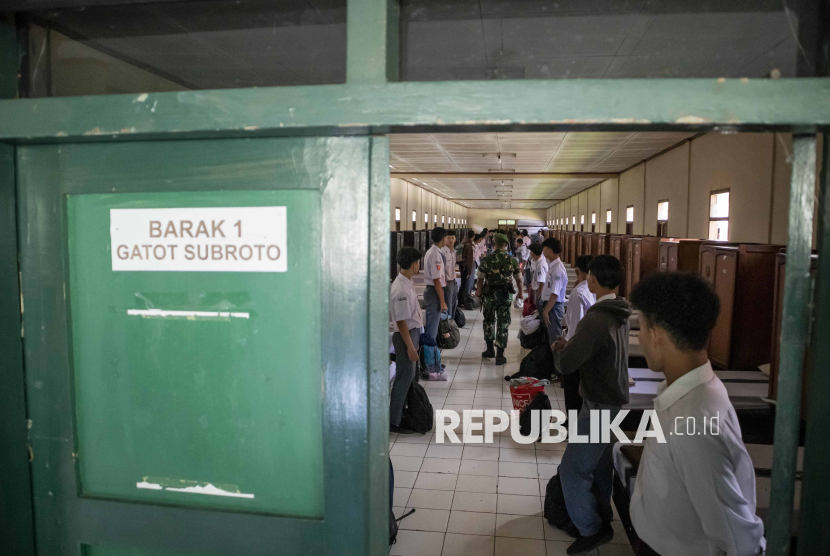 Siswa berada di barak militer saat program pendidikan karakter dan kedisiplinan di Dodik Bela Negara Rindam III Siliwangi, Lembang, Kabupaten Bandung Barat, Jawa Barat, Senin (5/5/2025). Ratusan siswa SMA/SMK dari berbagai kota dan kabupaten di Jawa Barat yang memiliki perilaku khusus seperti terlibat tawuran, terafiliasi geng motor, kecanduan permainan daring (game online), mabuk dan perilaku tidak terpuji lainnya menjalani program pendidikan karakter dan kedisiplinan selama 14 hari. 