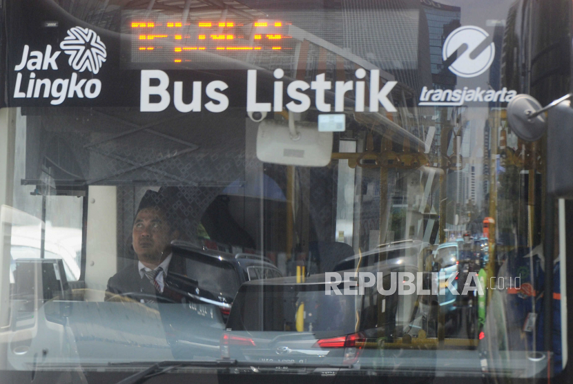 Sopir bus Transjakarta saat mengemudi di kawasan Bundaran HI, Jakarta Pusat, Senin (12/6/2023).