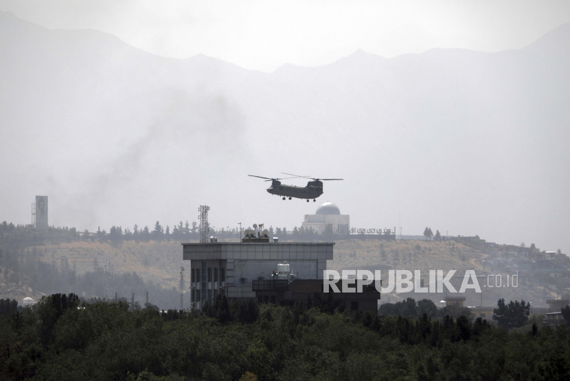  Helikopter Chinook AS terbang di atas Kedutaan Besar AS di Kabul, Afghanistan, Minggu, 15 Agustus 2021. Helikopter mendarat di Kedutaan Besar AS di Kabul saat kendaraan diplomatik meninggalkan kompleks di tengah Taliban maju di ibu kota Afghanistan.