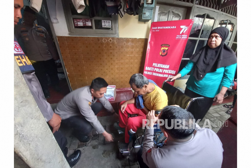 Polres Tasikmalaya Kota memberikan bantuan kursi roda kepada Encar, warga di Kelurahan Cilembang, Kecamatan Cihideung, Kota Tasikmalaya, Jawa Barat, Kamis (15/6/2023). 