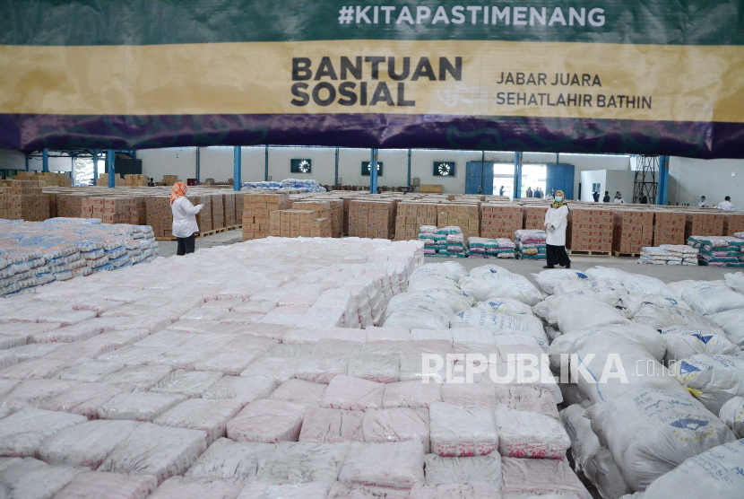 Berbagai barang kebutuhan pokok yang disiapkan untuk bantuan sosial Pemerintah Provinsi Jawa Barat .