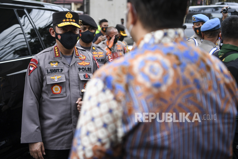 Kapolri Jenderal Pol Listyo Sigit Prabowo (kiri) tiba di GBI Bukit Sion Fatmawati, Jakarta, Ahad (4/4/2021). Kunjungan Kapolri itu untuk meninjau pengamanan ibadah perayaan Paskah.
