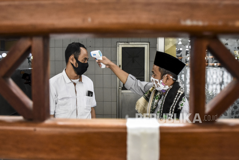 Takmir masjid melakukan pemeriksaan suhu tubuh kepada jamaah yang hendak melaksanakan ibadah Sholat Jumat  (ilustrasi) 