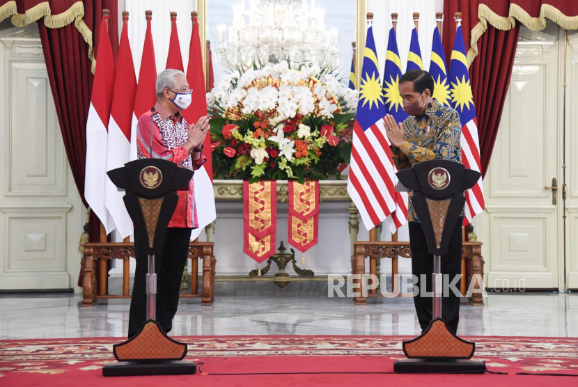 Sebuah foto selebaran yang disediakan oleh Istana Kepresidenan Indonesia menunjukkan Presiden Indonesia Joko Widodo (kanan) menyapa Perdana Menteri Malaysia Ismail Sabri Yaakob saat konferensi pers di Istana Merdeka di Jakarta, Indonesia, 01 April 2022. Ismail Sabri Yaakob sedang melakukan kunjungan resmi ke Jakarta untuk mempererat hubungan kedua negara.