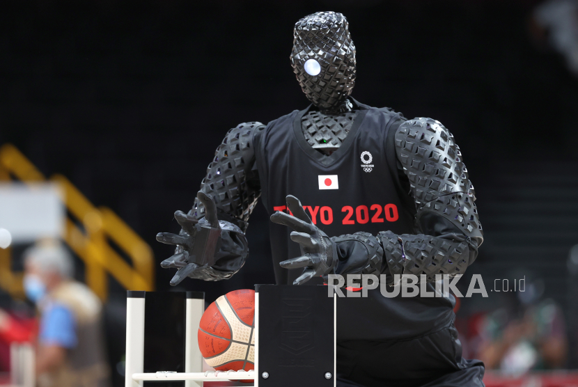 Robot pebasket bernama CUE bermain bola basket setelah pertandingan babak penyisihan Grup B Bola Basket Putra antara Italia dan Australia pada Olimpiade Tokyo 2020 di Saitama Super Arena di Saitama, Jepang, 28 Juli 2021.