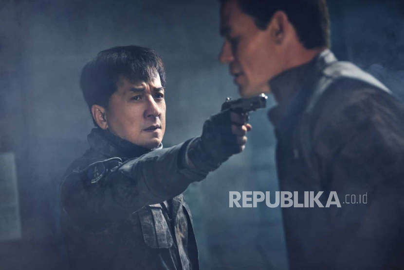 Foto adegan dalam film laga Hidden Strike yang dibintangi Jackie Chan dan John Cena. 