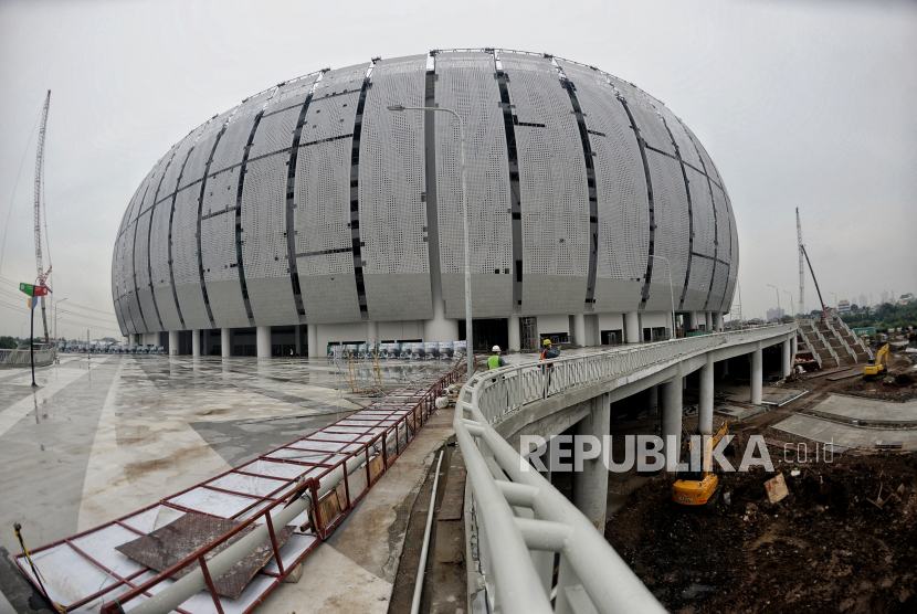 Aktivitas pengerjaan pembangunan Jakarta International Stadium (JIS), Kawasan Papanggo, Tanjung Priok, Jakarta Utara. Anggota DPRD DKI meminta pembatasan operasional kendaraan berat di sekitar JIS.