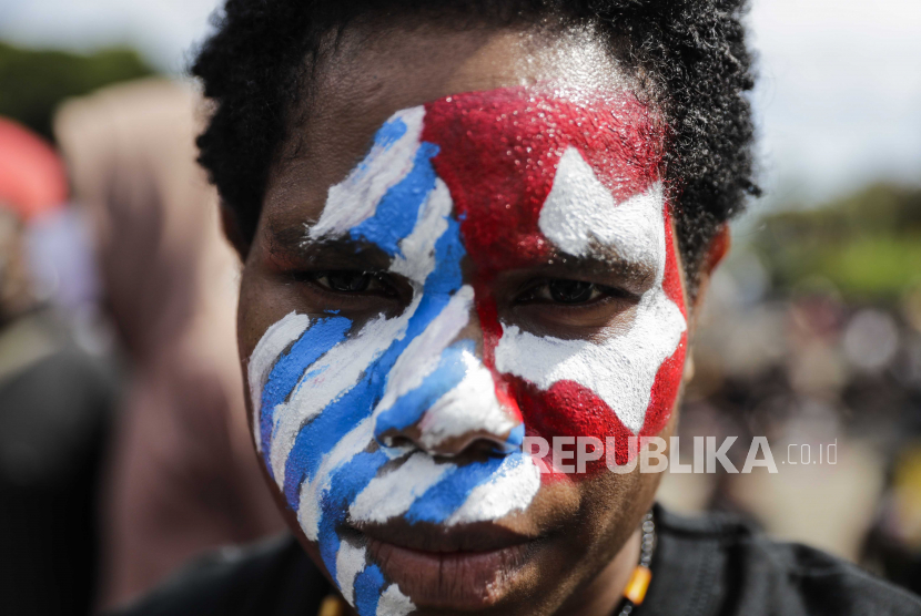 Aktivis Papua Merdeka mengecat wajah berpartisipasi dalam protes memperingati hari ulang tahun (HUT) Organisasi Papua Merdeka di Jakarta, Selasa (1/12).