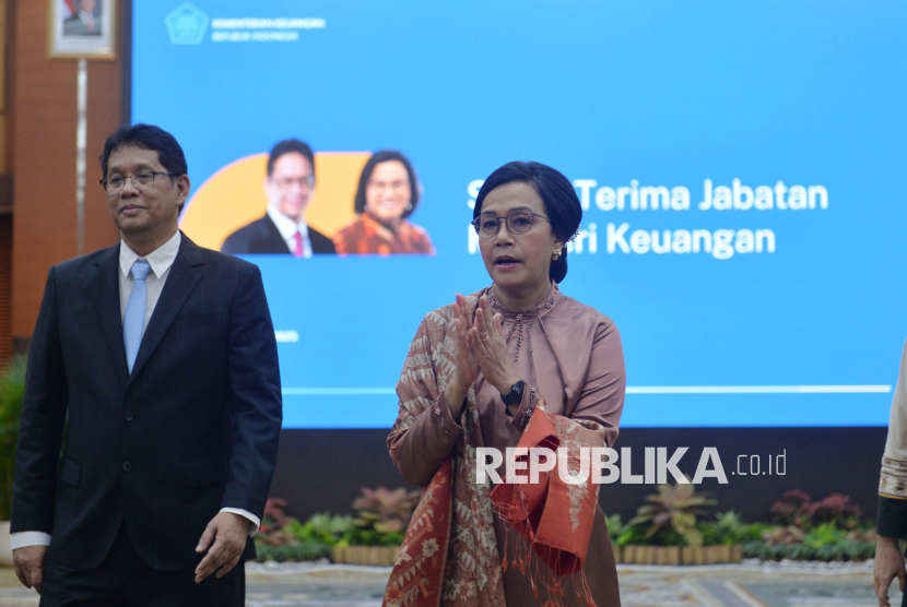 Menteri Keuangan Purbaya Yudhi Sadewa (kanan) bersama pejabat lama Sri Mulyani Indrawati (kiri) menyapa wartawan usai serah terima jabatan di Kemenkeu, Jakarta, Selasa (9/9/2025). Purbaya Yudhi Sadewa menggantikan Sri Mulyani sebagai Menteri Keuangan usai dilantik oleh Presiden Prabowo Subianto pada Senin (8/9).