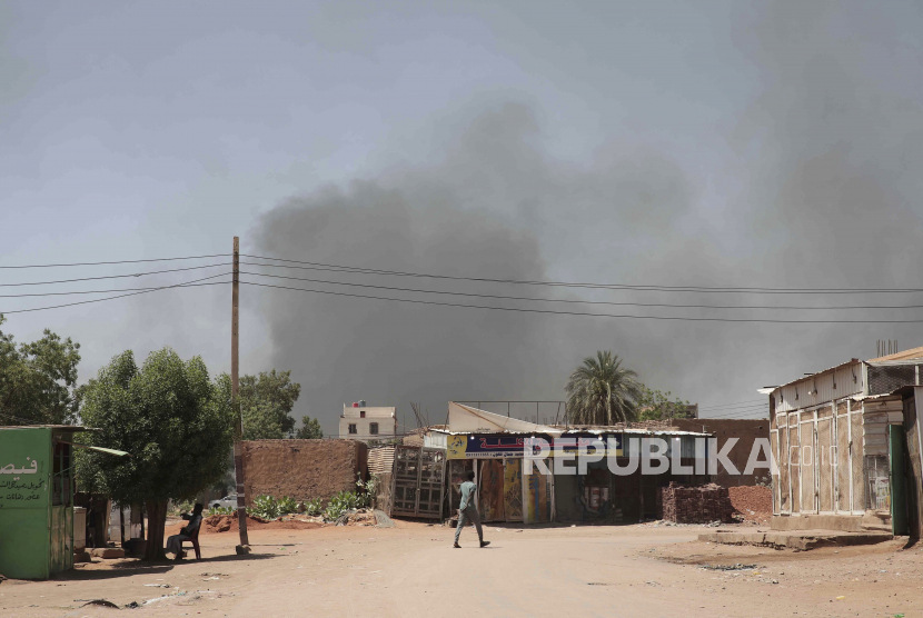 Asap mengepul di Khartoum, Sudan, Rabu, 3 Mei 2023. Banyak orang melarikan diri dari konflik di Sudan antara militer dan pasukan paramiliter saingan.