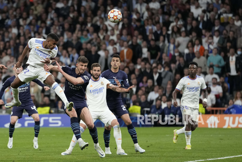  Pemain Real Madrid Rodrygo, kiri, mencetak gol kedua timnya pada pertandingan leg kedua semifinal Liga Champions antara Real Madrid dan Manchester City di stadion Santiago Bernabeu di Madrid, Spanyol,  Kamis (5/5/2022) dini hari WIB.