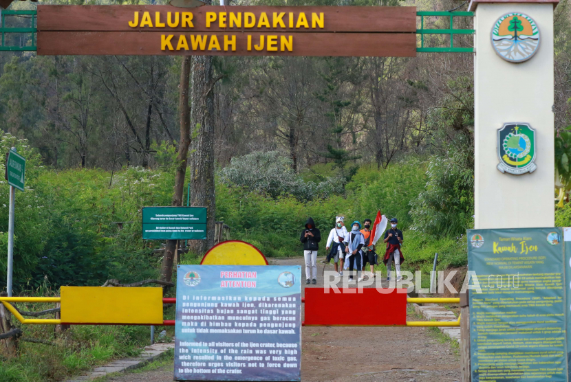 Pendaki turun dari Gunung Ijen di Taman Wisata Alam (TWA) Ijen, Banyuwangi, Jawa Timur, Selasa (30/6/2020). Pembukaan TWA Ijen selama dua hari untuk simulasi pembukaan sesuai protokol kesehatan standar COVID-19 itu sebagai persiapan pengelola dan pengunjung dalam menghadapi era normal baru. ANTARA FOTO/Budi Candra Setya/hp.