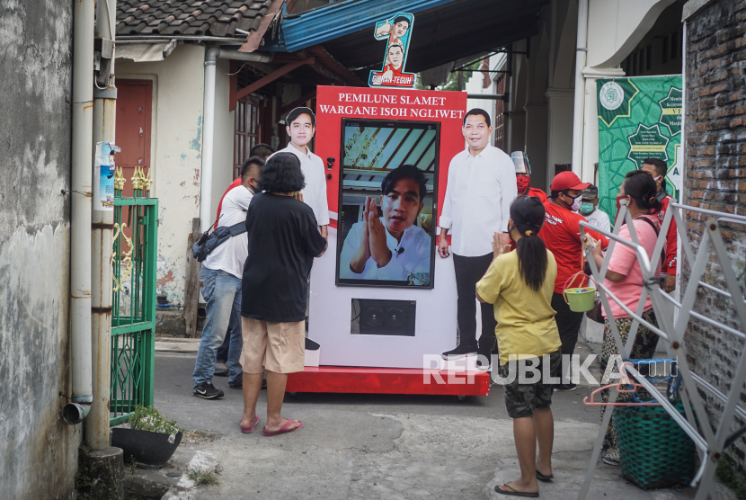 Warga berbincang dengan Calon Wali Kota Solo dari Partai PDI Perjuangan Gibran Rakabuming Raka melalui virtual box saat Kampanye Blusukan Online di kampung Dawung, Serengan, Solo, Jawa Tengah, Ahad (27/9/2020).