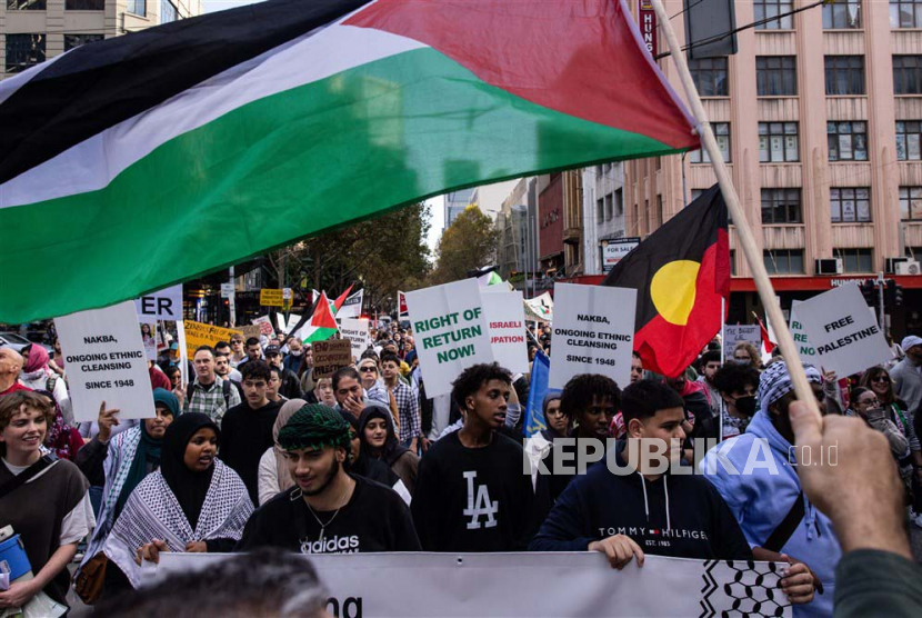  Pendukung Palestina berbaris menuju Gedung Parlemen selama rapat umum menjelang Hari Al-Nakba (Bencana), di Melbourne, Australia, 13 Mei 2023. 