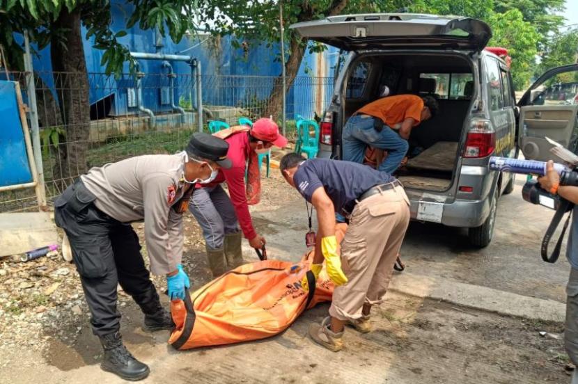Polres Karawang selidiki temuan mayat di kawasan perumahan.
