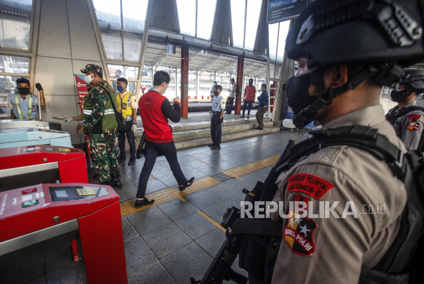 Anggota Brimobda Jabar berjaga di Stasiun Bojonggede, Bogor, Jawa Barat, Senin (20/4/2020). Penjagaan Stasiun Bogor tersebut dilakukan selama  penerapan Pembatasan Sosial Berskala Besar (PSBB)