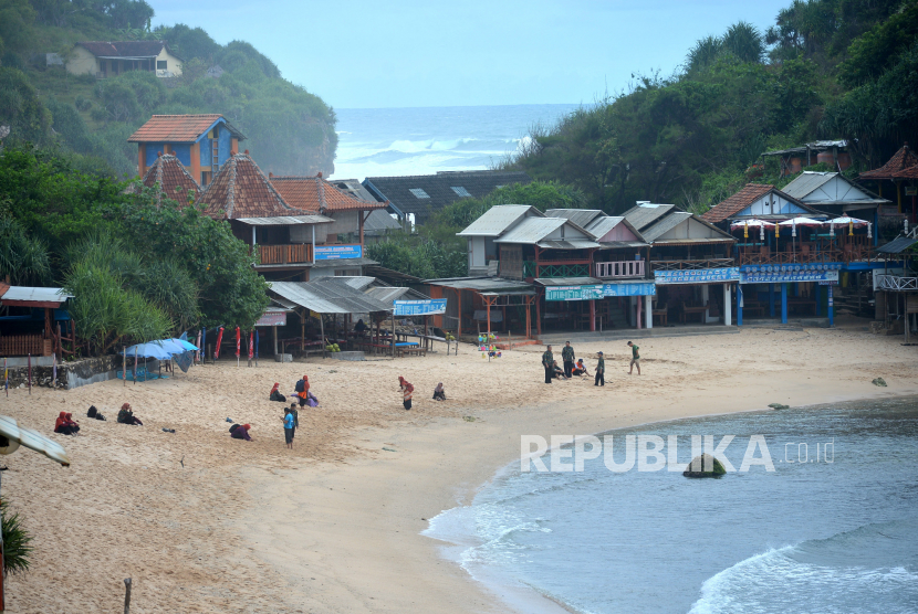 Wisatawan menghabiskan sore hari di Pantai Pulang Sawal, Gunungkidul, DI Yogyakarta.