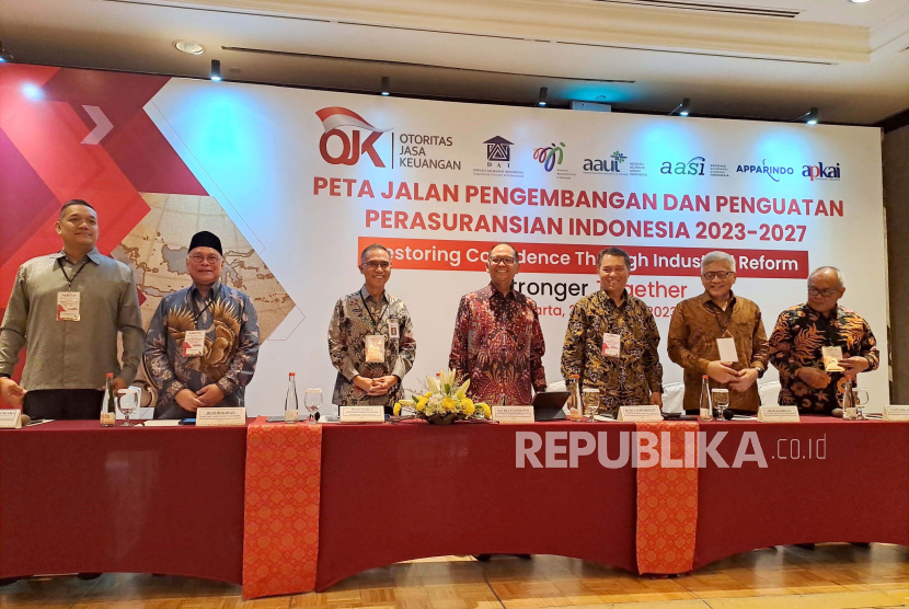 Kepala Kepala Eksekutif Pengawas Perasuransian, Penjaminan, dan Dana Pensiun OJK Ogi Prastomiyono (tengah) bersama sejumlah pihak terkait dalam sesi konferensi pers usai peluncuran Peta Jalan Pengembangan dan PenguatanIndustri Perasuransian Periode 2023-2027 di Hotel Shangri-La, Senin (23/10/2023). 