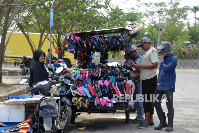 Pemerintah daerah diminta memaksimalkan peran desa sebagai benteng persebaran Covid-19. Oleh karena itu, pemerintah daerah harus dapat membuat regulasi agar dana desa dapat dipergunakan untuk pengamanan masyarakat lapisan ekonomi bawah.