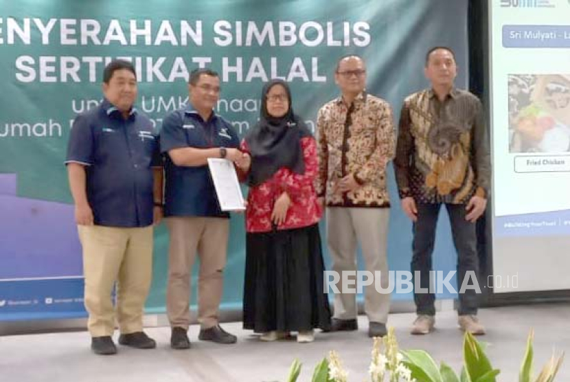 PT Surveyor Indonesia menyerahkan sertifikat halal kepada UKM Binaan Rumah BUMN Telkom di Graha Surveyor Indonesia, Jakarta, Selasa (14/11/2023).