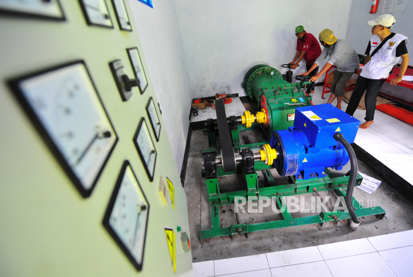 Pekerja menyalakan turbin Pembangkit Listrik Tenaga Mikro Hidro (PLTMH) (ilustrasi). Potensi sumber daya air di Sulawesi Selatan layak dimanfaatkan untuk EBT.