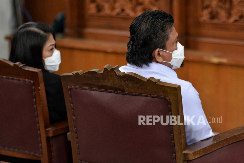 Terdakwa Ferdy Sambo (kanan) dan Putri Candrawathi (kiri) bersiap menjalani sidang lanjutan di Pengadilan Negeri Jakarta Selatan, Jakarta.