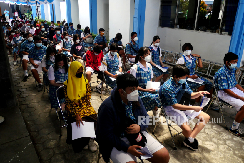 Epidemiolog UGM dr Bayu Satria Wiratama menilai, pembelajaran tatap muka harus dilaksanakan dengan protokol kesehatan ketat. (Foto: Pelajar antre menunggu vaksinasi Covid-19)