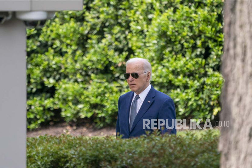 Presiden AS Joe Biden berjalan menuju Marine One di South Lawn Gedung Putih di Washington, DC, AS, Rabu (10/5/2023). Presiden Biden akan melakukan perjalanan ke Valhalla, New York, untuk menyampaikan pidato tentang kebuntuan batas atas utang dan implikasinya default.