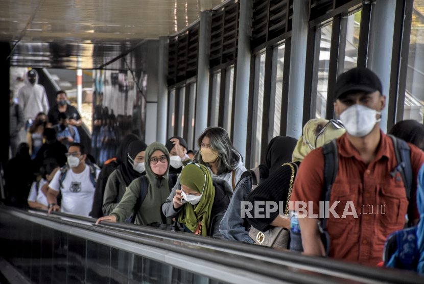 Sejumlah penumpang kereta api tiba di Stasiun Bandung, Kota Bandung, Kamis (10/3/2022). PT KAI (Persero) mengeluarkan aturan terbaru untuk perjalanan kereta api yakni, kapasitas penumpang menjadi 100 persen, penumpang yang telah divaksin Covid-19 minimal dosis kedua tidak perlu tes PCR maupun antigen, penumpang usia di bawah enam tahun wajib didampingi orang tua dan menerapkan protokol kesehatan. Foto: Republika/Abdan Syakura