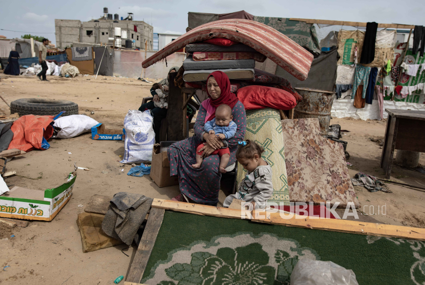 Warga Palestina di Rafah. Perempuan dan anak-anak ikut menjadi korban serangan Israel di Rafah, Palestina.