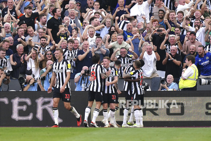 Para pemain Newcastle United merayakan gol bersama para suporter.