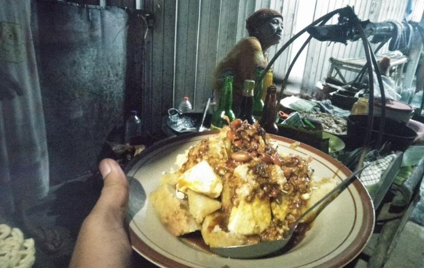 Menikmati Kelezatan Lontong Tahu Mbah Katinem Bojonegoro, Berjualan Sejak 1970