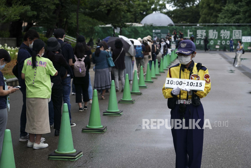 Pengunjung menunggu dalam antrian untuk memasuki Kebun Binatang Ueno yang dibuka kembali di Tokyo Selasa (23/6). Ratusan penduduk Tokyo berbondong-bondong ke kebun binatang Ueno pada hari Selasa setelah dibuka kembali untuk pertama kalinya sejak ditutup pada bulan Februari karena pembatasan akibat covid-19. Foto AP / Eugene Hoshiko