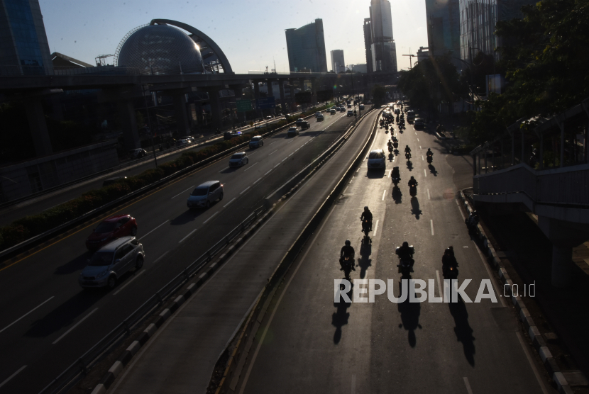 Pengendara sepeda motor melintas di Jalan Gatot Subroto, Jakarta. Ilustrasi
