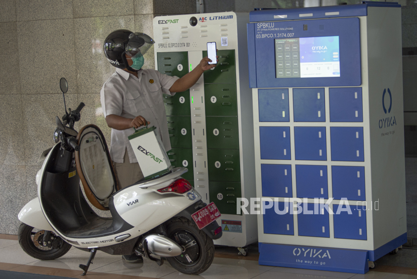 Karyawan mengganti baterai sepeda motor listrik (ilustrasi). Pemerintah mendorong kesadaran masyarakat untuk menggunakan kendaraan listrik.