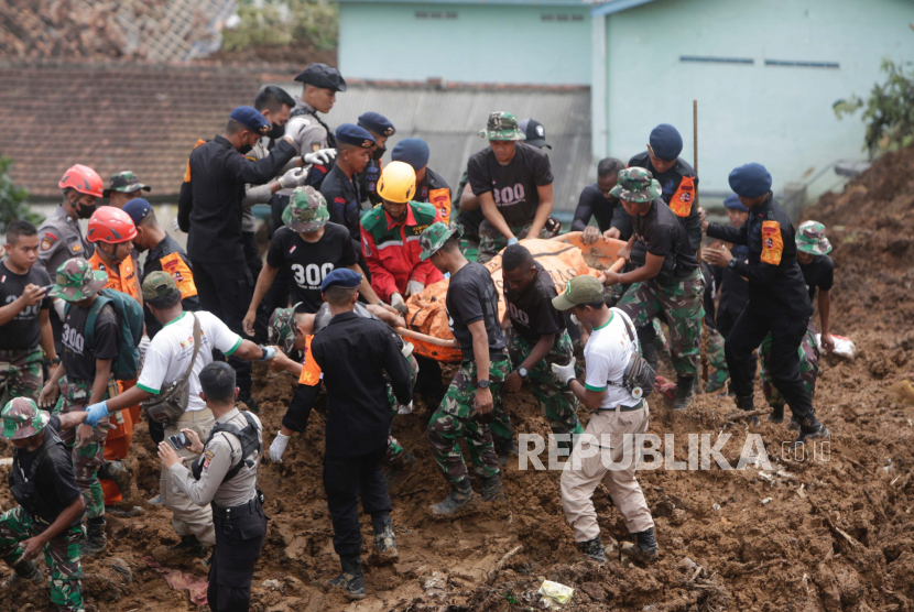 TNI dan SAR mengevakuasi jenazah korban longsor akibat gempa bermagnitudo 5,6, di Cianjur, Indonesia, 22 November 2022. 