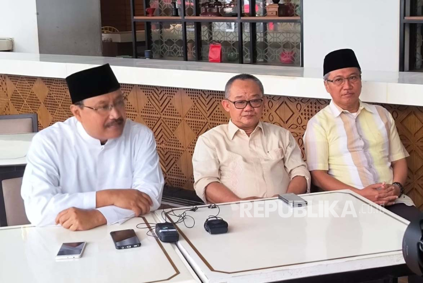 Sekjen PBNU Saifullah Yusuf (Kiri) dan Sekum Muhammadiyah (tengah) Abdul Muti dalam Jumpa Pers Menyikapi Pilpres 2024, di Hotel Century Senayan Jakarta, Jumat (9/2/2024). 