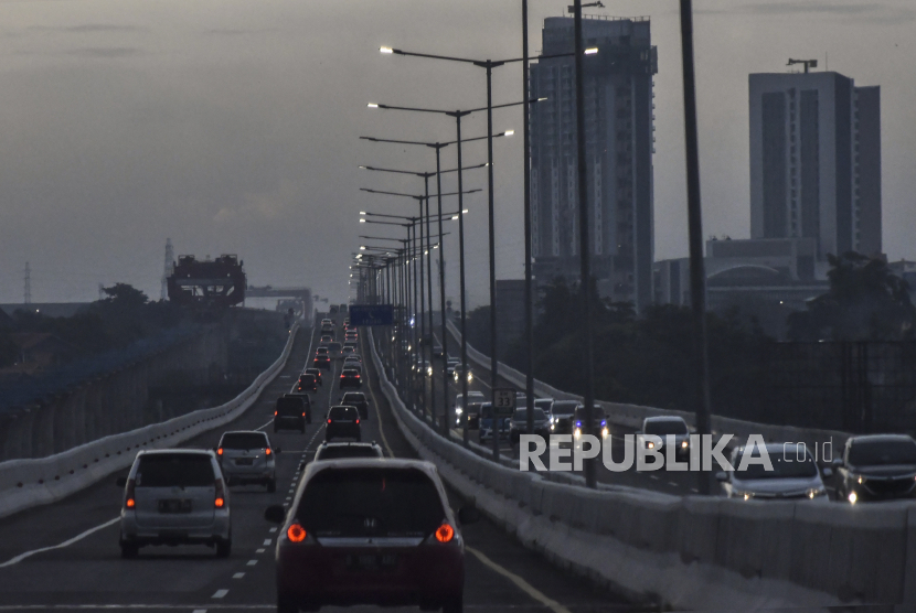 Sejumlah kendaraan melintasi Tol Layang Jakarta-Cikampek. PT Jasa Marga (Persero) akan menutup sementara Rest Area atau Tempat Istirahat Km 52 Jalan Tol Jakarta-Cikampek besok (4/4).