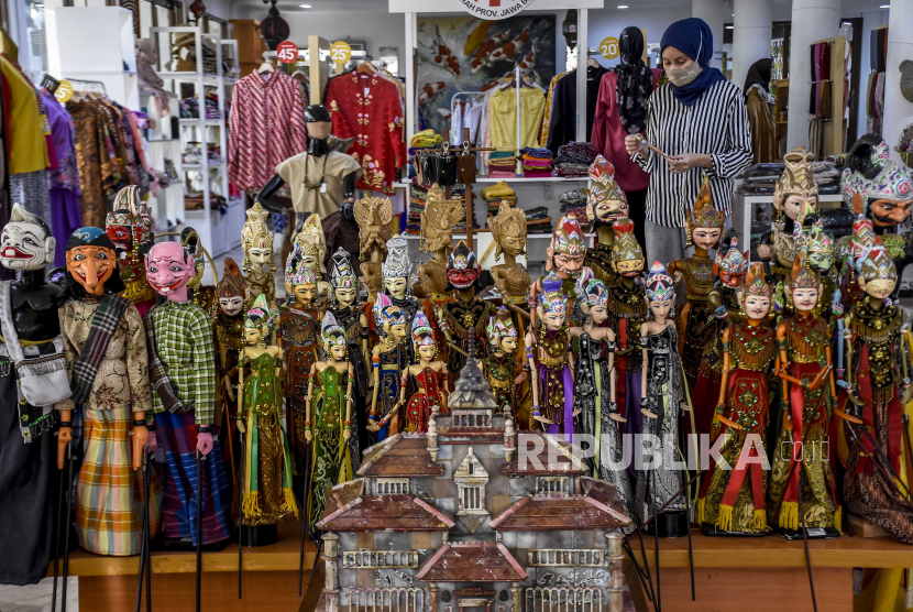 Pengelola menata produk UMKM yang dipajang di Kerajinan dan Kuliner Jawa Barat (Kerabat) Store Dekranasda Jabar, Jalan Ir H Juanda, Kota Bandung, Rabu (23/9). Pemerintah Provinsi Jawa Barat menjadikan Kerabat Store Dekranasda Jawa Barat sebagai ruang pengembangan kreativitas dan sarana promosi serta pusat penjualan bagi produk UMKM dari 27 kabupaten/kota di Jawa Barat. Foto: Abdan Syakura/Republika 