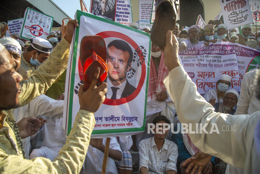  Umat muslim Bangladesh menggelar aksi unjuk rasa anti-Prancis di depan Masjid Baitul Mukarram, Dhaka, Bangladesh, Jumat (13/11). 