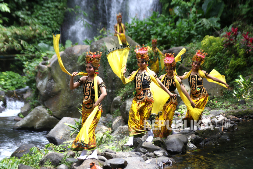Penari Gandrung menari dengan latar belakang air terjun Jagir di Banyuwangi, Jawa Timur. Pemprov Jatim menilai kenaikan BBM tidak mempengaruhi industri pariwisata.