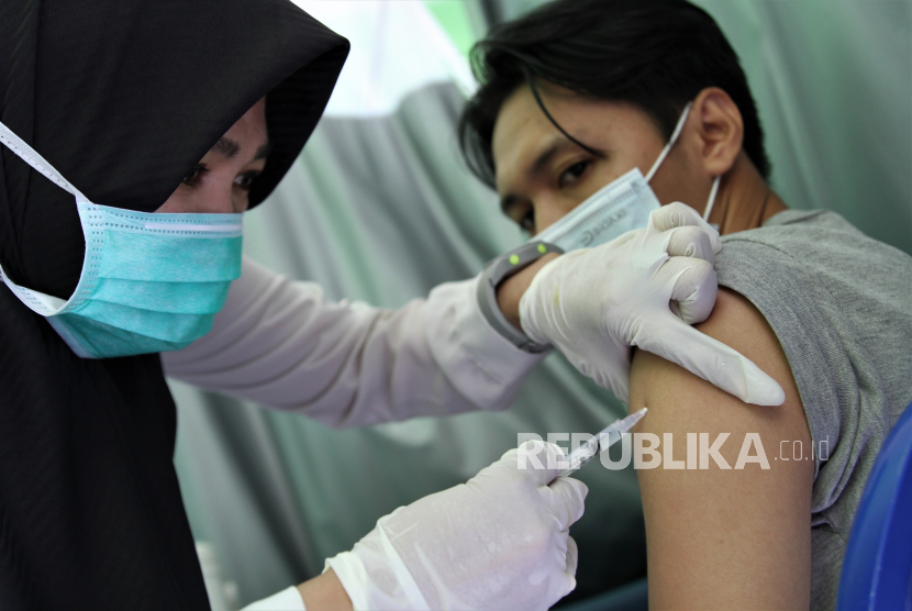Petugas kesehatan menyuntikkan vaksin COVID-19 ke seorang mahasiswa di Puskesmas Bende, Kendari, Sulawesi Tenggara, Rabu (24/11). Plt Direktur Jenderal Pencegahan dan Pengendalian Penyakit Kementerian Kesehatan Maxi Rein Rondonuwu mengatakan vaksin Novavax memiliki efikasi 96,4 persen terhadap varian virus COVID-19 non-Alfa. 