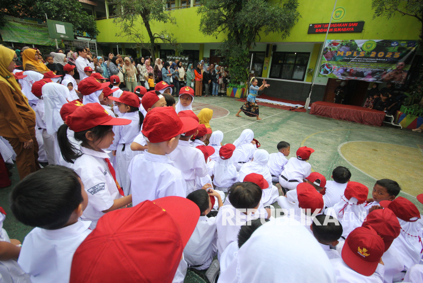 Para siswa baru melihat atraksi kesenian saat kegiatan Masa Pengenalan Lingkungan Sekolah atau MPLS di SDN 158 Babakan Sari, Kota Bandung, Senin (14/7/2025). Dalam kegiatan tersebut hadir Wakil Wali Kota Bandung Erwin. Dalam sambutannya, Erwin mengatakan bahwa MPLS merupakan sarana penting agar para siswa dapat mengenali lingkungan sekolah, mengenal guru, dan membangun pertemanan yang positif.