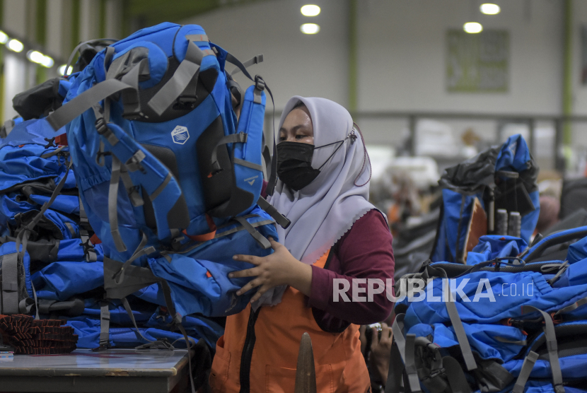 Pekerja memeriksa kualitas tas di Pabrik PT Eksonindo Multi Product Industry, Jalan Terusan Kopo-Soreang, Katapang, Kabupaten Bandung, Rabu (14/6/2023). Jawa Barat masih menjadi tujuan investasi.