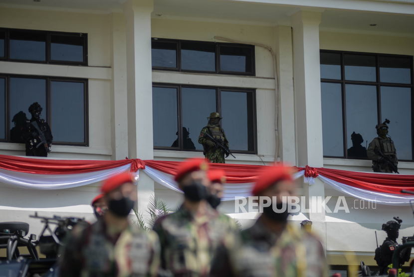 Prajurit TNI. Seorang Serka TNI AU ditahan selama 14 hari akibat pelanggaran saat mengunggah nyanyian penyambutan bagi Habib Rizieq Shihab di media sosialnya. Tindakan Serka tersebut dianggap pelanggaran aturan TNI. 