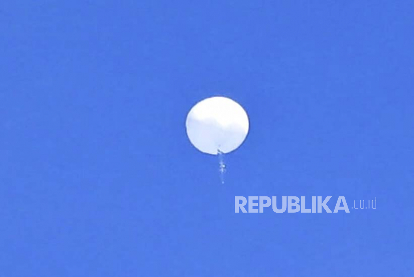  Dalam foto yang disediakan oleh Travis Huffstetler Photography ini, sebuah balon besar melayang di atas Samudra Atlantik, tepat di lepas pantai Carolina, Sabtu, 4 Februari 2023. Gesekan diplomatik antara Amerika Serikat (AS) dan Cina terus berlanjut. Kali ini, Cina menuduh AS menerbangkan balon mata-mata di atas  wilayah Xinjiang dan Tibet. 