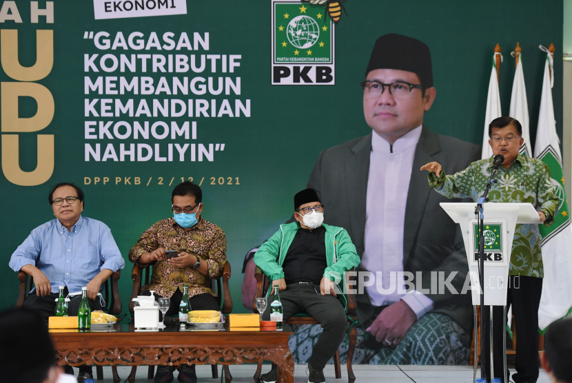 Wakil Presiden ke-10 dan ke-12 Jusuf Kalla (kanan) disaksikan Ketua Umum PKB Muhaimin Iskandar (kedua kanan), ekonom Rizal Ramli (kiri) dan Direktur INFID Sugeng Bahagijo (kedua kiri) menyampaikan pemaparan saat Halaqah Satu Abad NU di DPP PKB, Jakarta, Kamis (2/12/2021). Acara tersebut mengusung tema Gagasan Kontributif Membangun Kemandirian Ekonomi Nahdliyin. 